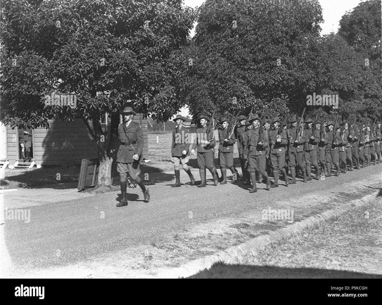 266 43784 SLNSW un bataillon d'infanterie marchant vers le camp Banque D'Images