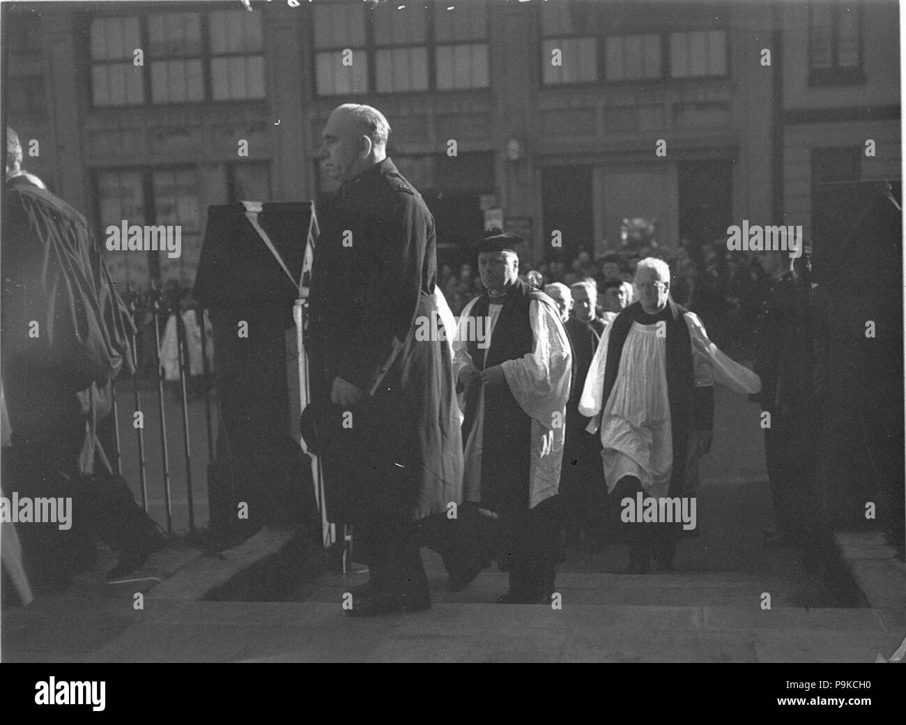 266 43822 SLNSW Procession du clergé à l'arrière de la cathédrale de St Andrews Banque D'Images