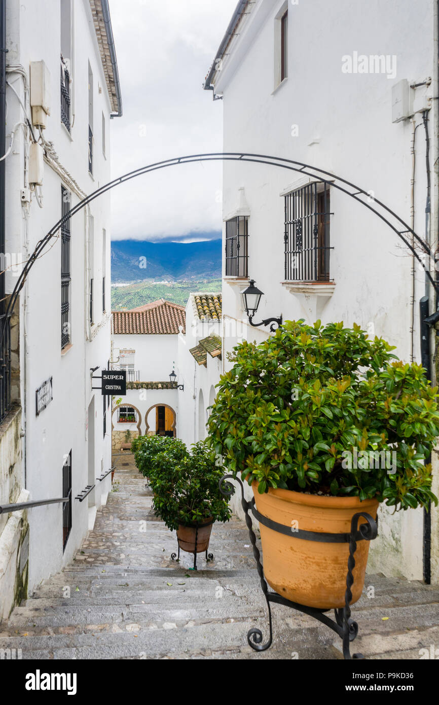 Rue Pavée avec escalier et maisons blanches dans la ville espagnole de Zahara de la Sierra en Andalousie, Espagne Banque D'Images