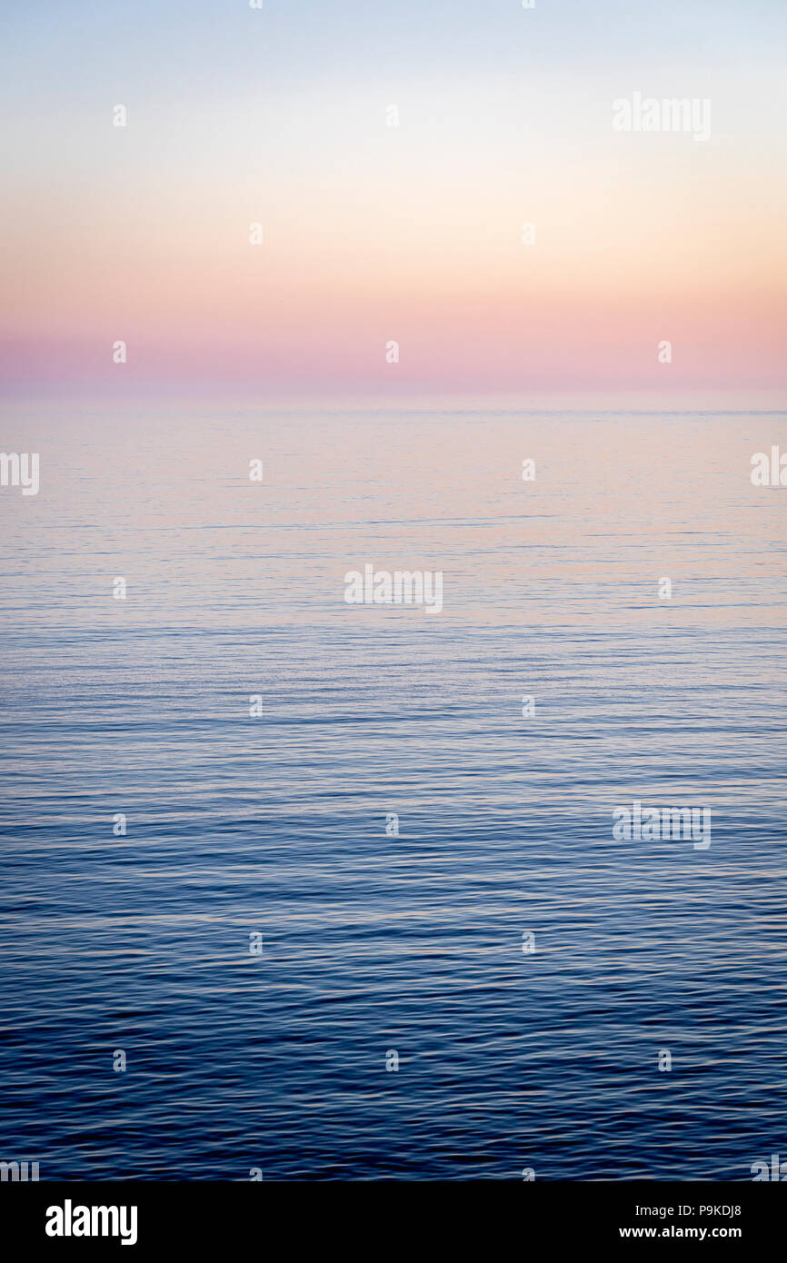 De soleil colorés sur la Manche à Kimmeridge Bay, Dorset, Angleterre Banque D'Images
