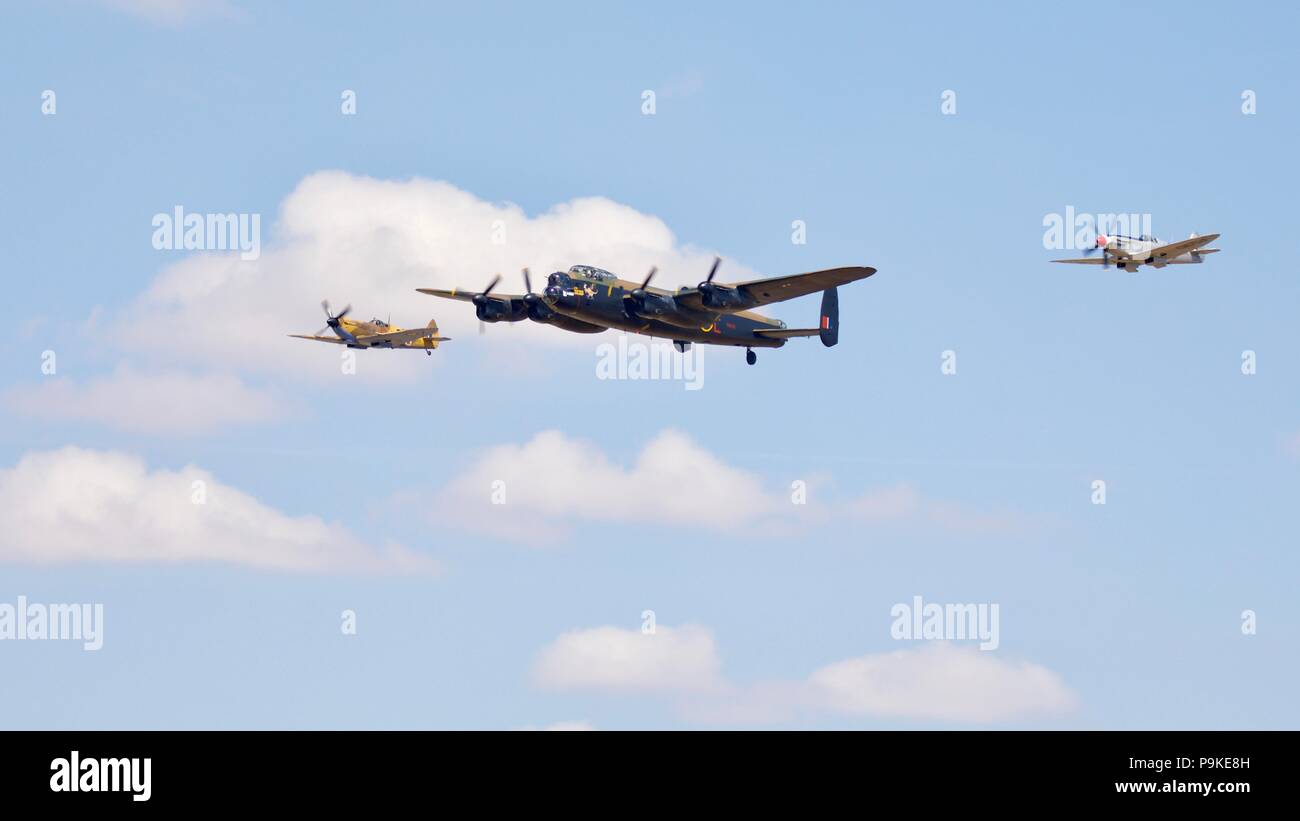 Avro Lancaster BBMF - Supermarine Spitfire & deux effectuant un passage aérien célébrant le centenaire de la Royal Air Force à l'Air Tattoo 2018 Banque D'Images