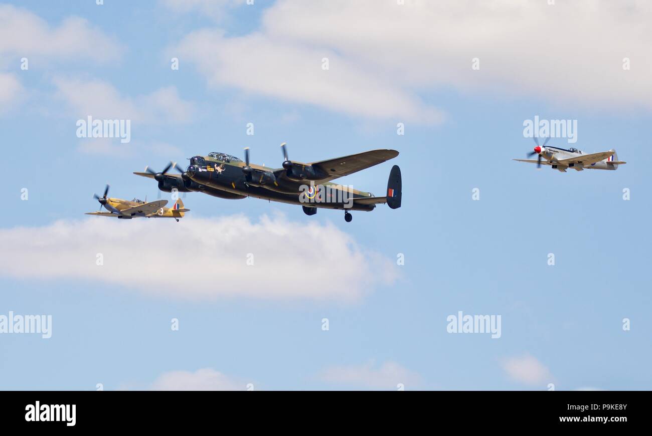 Avro Lancaster BBMF - Supermarine Spitfire & deux effectuant un passage aérien célébrant le centenaire de la Royal Air Force à l'Air Tattoo 2018 Banque D'Images