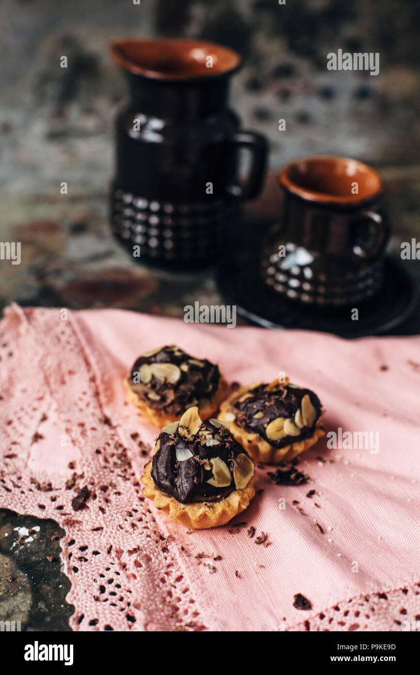 Tartelettes au chocolat saupoudré de remplissage d'amandes. Banque D'Images