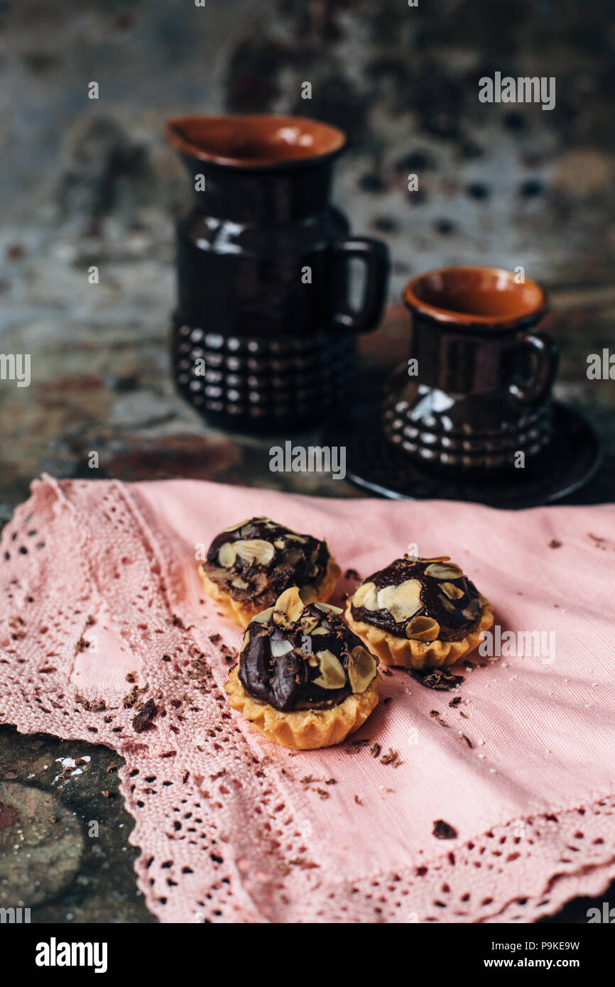 Tartelettes au chocolat saupoudré de remplissage d'amandes. Banque D'Images