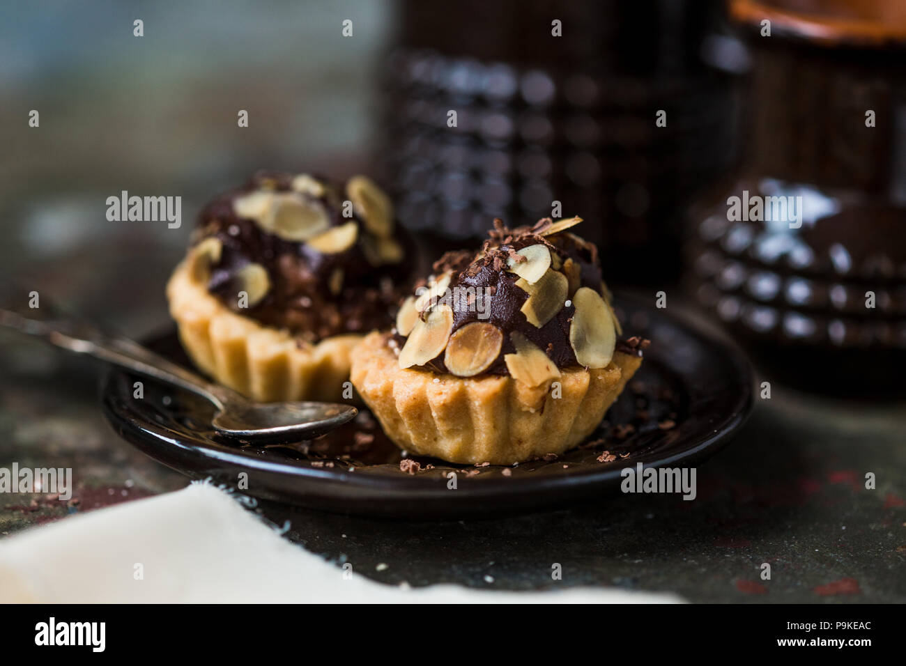 Tartelettes au chocolat saupoudré de remplissage d'amandes. Banque D'Images