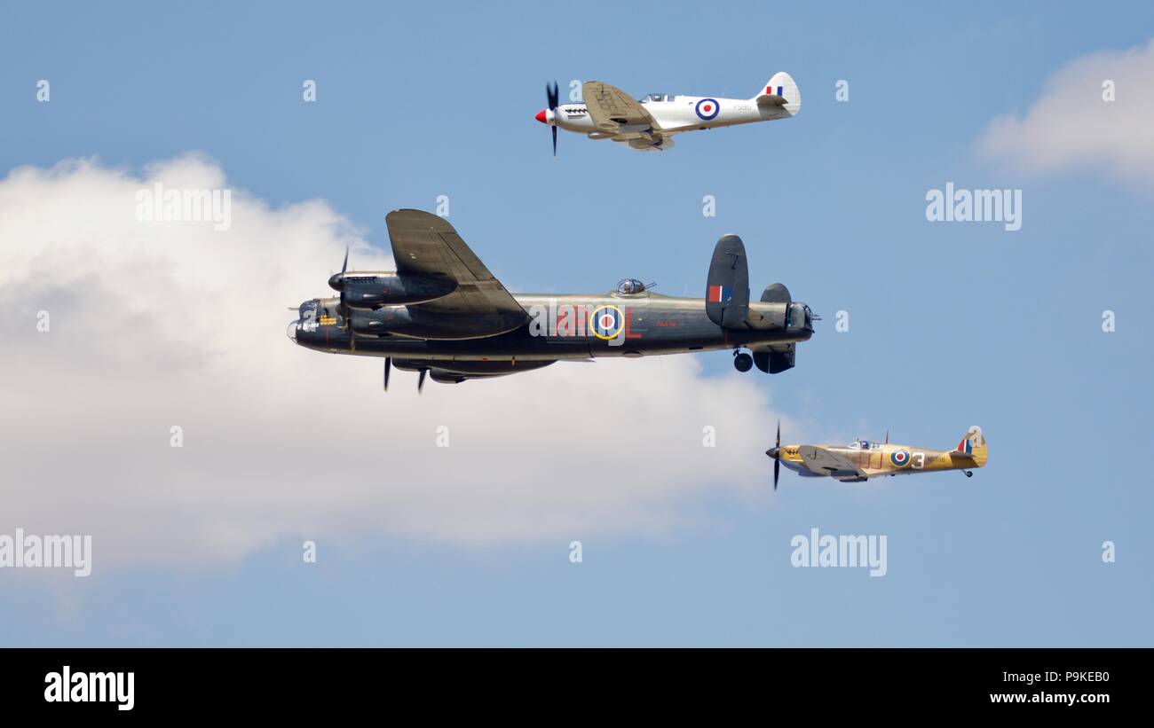 Avro Lancaster BBMF - Supermarine Spitfire & deux effectuant un passage aérien célébrant le centenaire de la Royal Air Force à l'Air Tattoo 2018 Banque D'Images