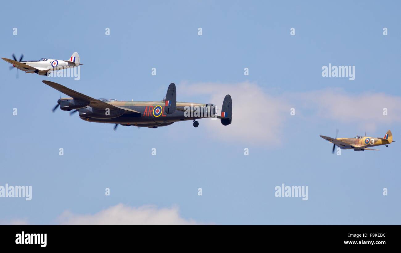 Avro Lancaster BBMF - Supermarine Spitfire & deux effectuant un passage aérien célébrant le centenaire de la Royal Air Force à l'Air Tattoo 2018 Banque D'Images