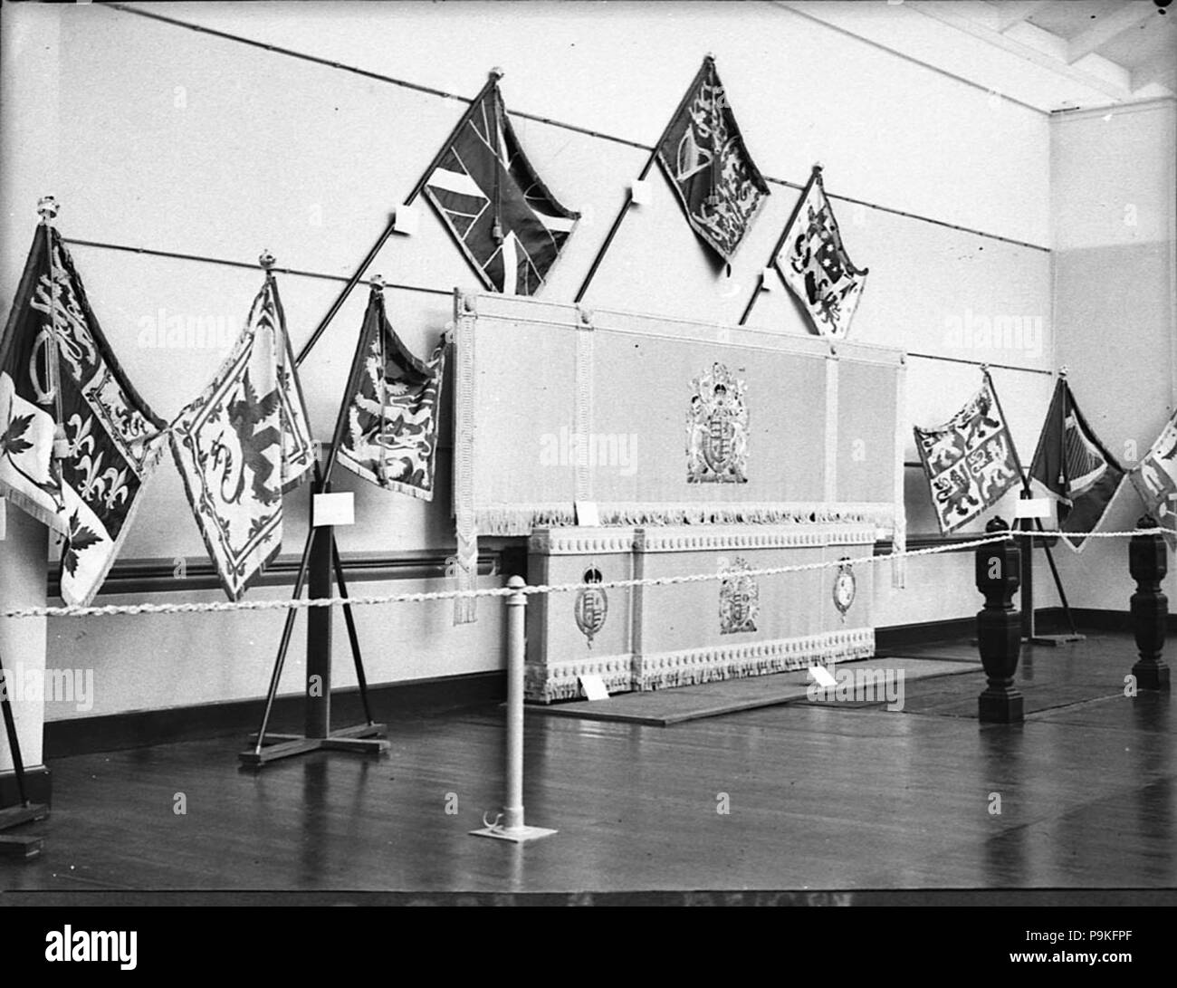 22813 SLNSW 246 Exposition de robes de couronnement royal Banque D'Images