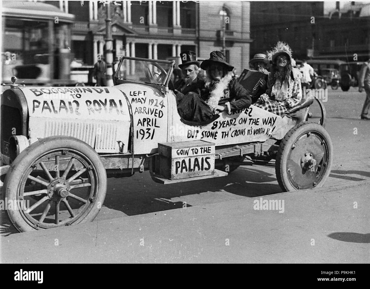 51635 SLNSW 273 quatre personnes dans une voiture de la publicité pour un père et Dave nuit au Palais Royal Ballroom 1924 Boggawindi gauche arrivé Palais 1931 Banque D'Images