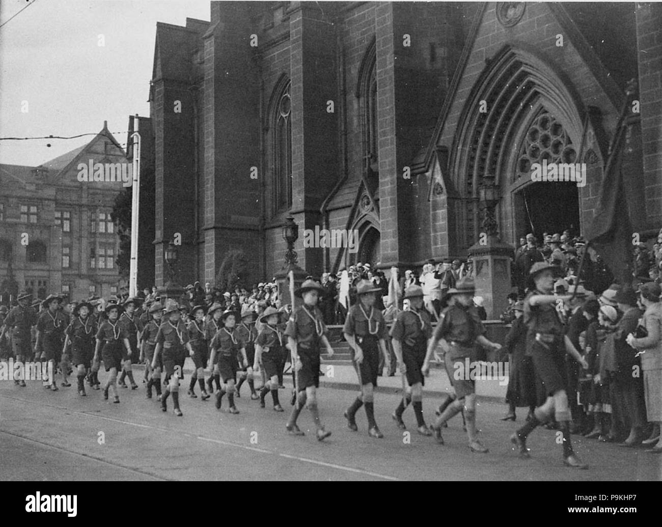 51932 SLNSW 273 scouts défilent devant la cathédrale de St Marys Banque D'Images
