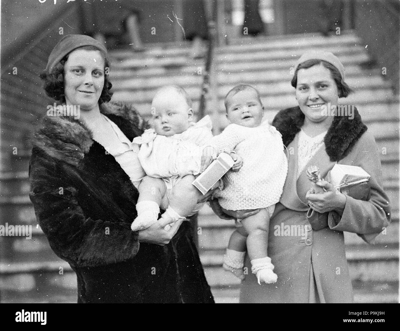 275 SLNSW 7172 Deux mères tenant leurs bébés Banque D'Images