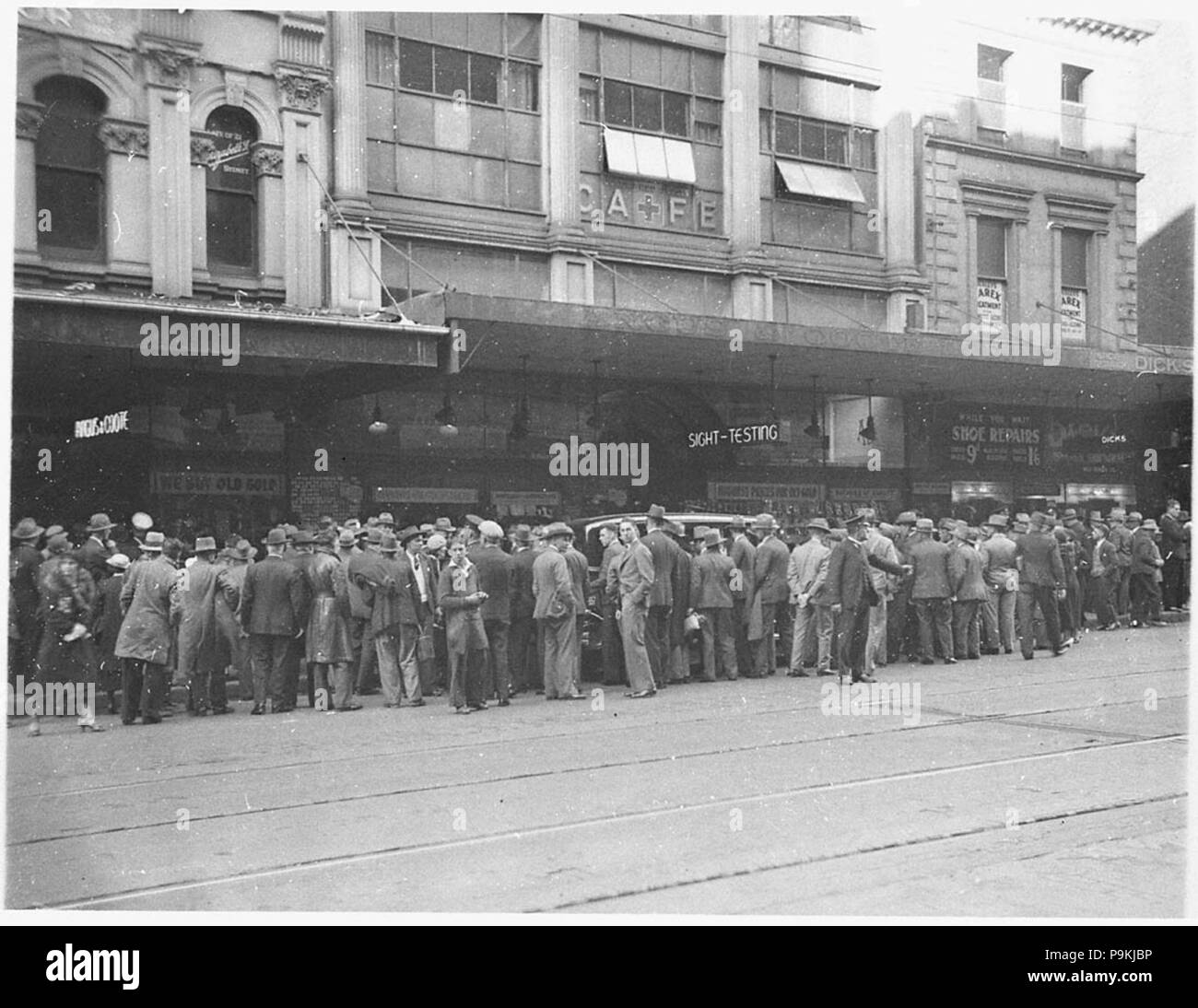 275 7240 SLNSW les foules à l'extérieur du magasin Banque D'Images