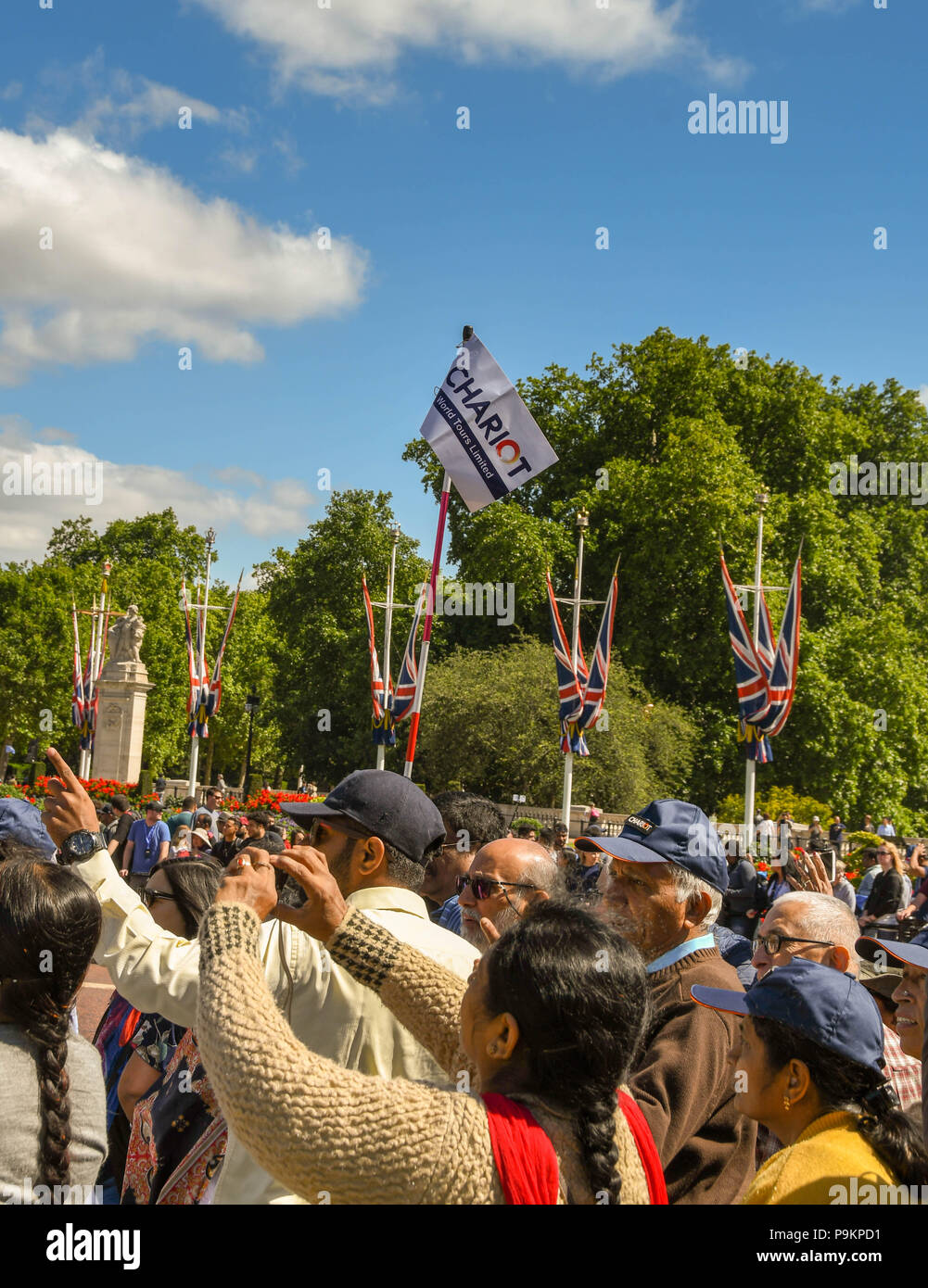 Les touristes dans la foule à l'extérieur de Buckingham Place prendre des photos Banque D'Images
