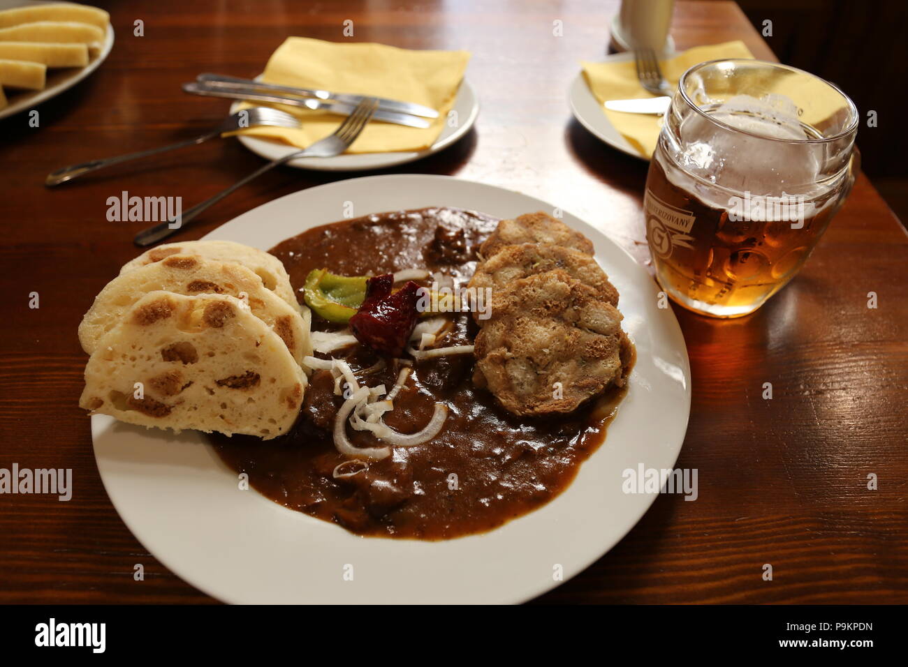 Goulash de boeuf avec des saucisses et des boulettes de pain, Švejk Restaurant U Karla, Křemencova, Nové Město (Nouvelle ville), Prague, Tchéquie (République tchèque), de l'Europe Banque D'Images Goulash de boeuf avec des saucisses et des boulettes de pain, Švejk Restaurant U Karla, Křemencova, Nové Město (Nouvelle ville), Prague, Tchéquie (République tchèque), de l'Europe Banque D'Images