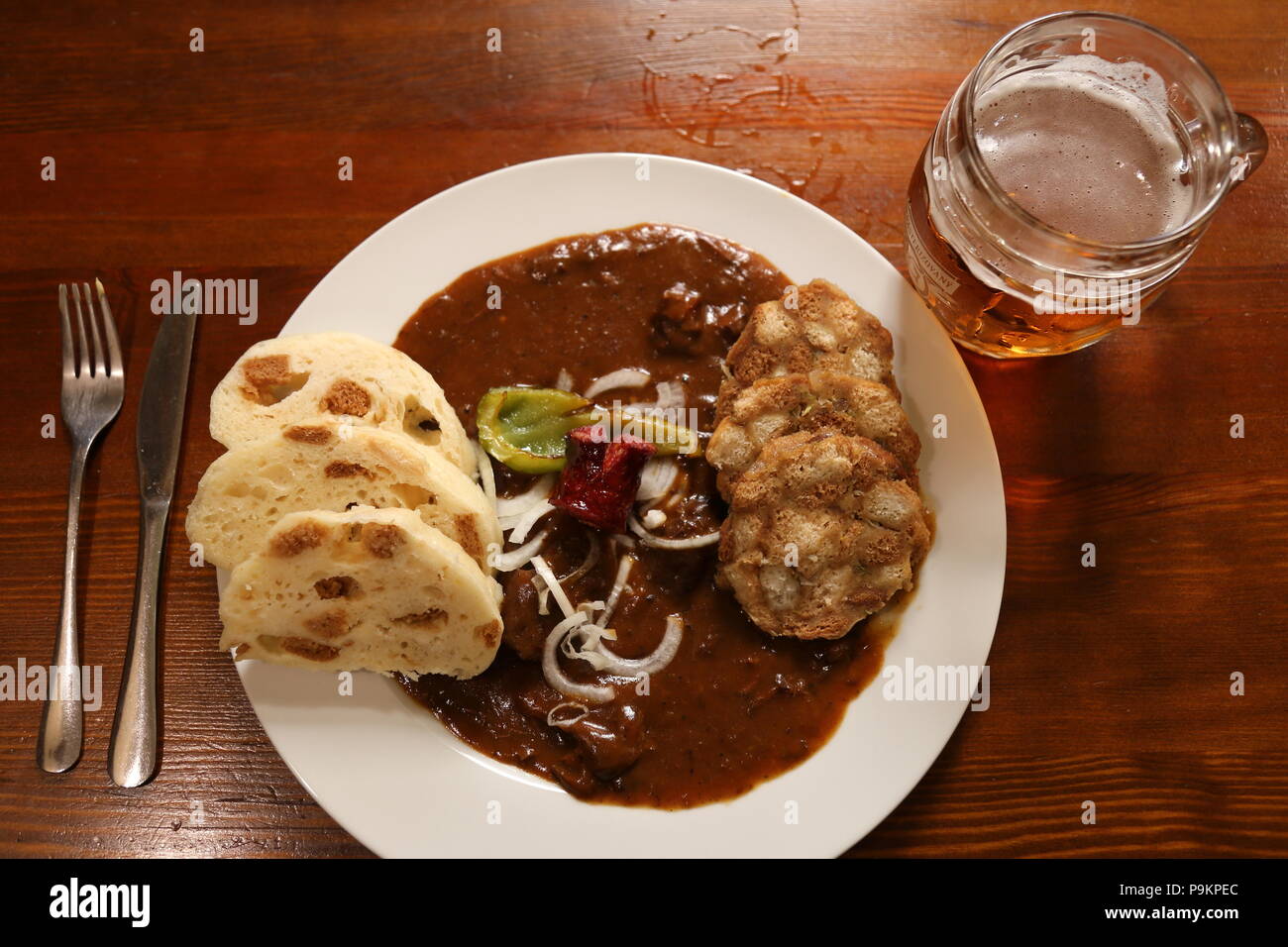 Goulash de boeuf avec des saucisses et des boulettes de pain, Švejk Restaurant U Karla, Křemencova, Nové Město (Nouvelle ville), Prague, Tchéquie (République tchèque), de l'Europe Banque D'Images Goulash de boeuf avec des saucisses et des boulettes de pain, Švejk Restaurant U Karla, Křemencova, Nové Město (Nouvelle ville), Prague, Tchéquie (République tchèque), de l'Europe Banque D'Images