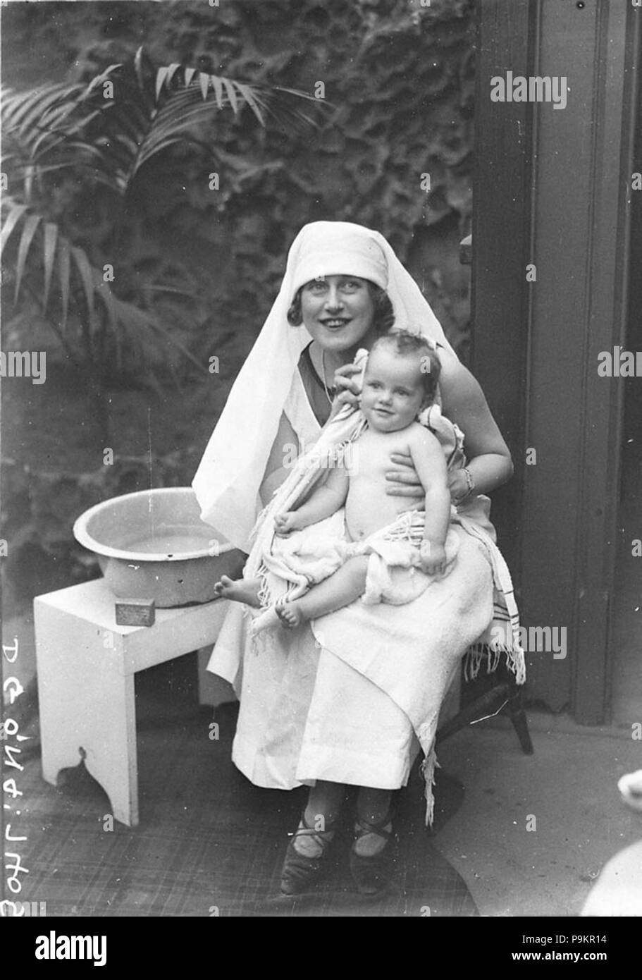 294 SLNSW 8325 comédie musicale star Dorothy Brunton lave un bébé Banque D'Images