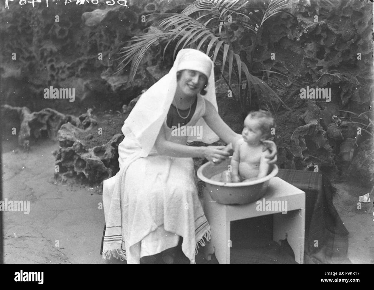 294 SLNSW 8328 comédie musicale star Dorothy Brunton lave un bébé Banque D'Images