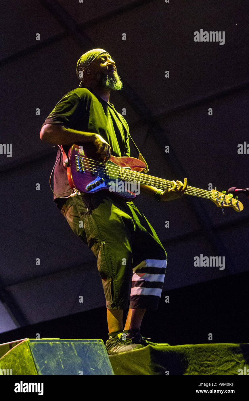 Rho Italie. 18 juillet 2018. Le groupe punk américain Gogol Bordello effectue sur scène à la Villa Arconati durant la 'Seekers et viseurs d'' Credit : Rodolfo Sassano/Alamy Live News Banque D'Images