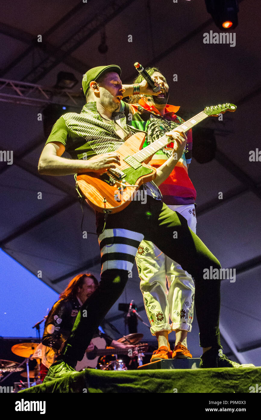 Rho Italie. 18 juillet 2018. Le groupe punk américain Gogol Bordello effectue sur scène à la Villa Arconati durant la 'Seekers et viseurs d'' Credit : Rodolfo Sassano/Alamy Live News Banque D'Images