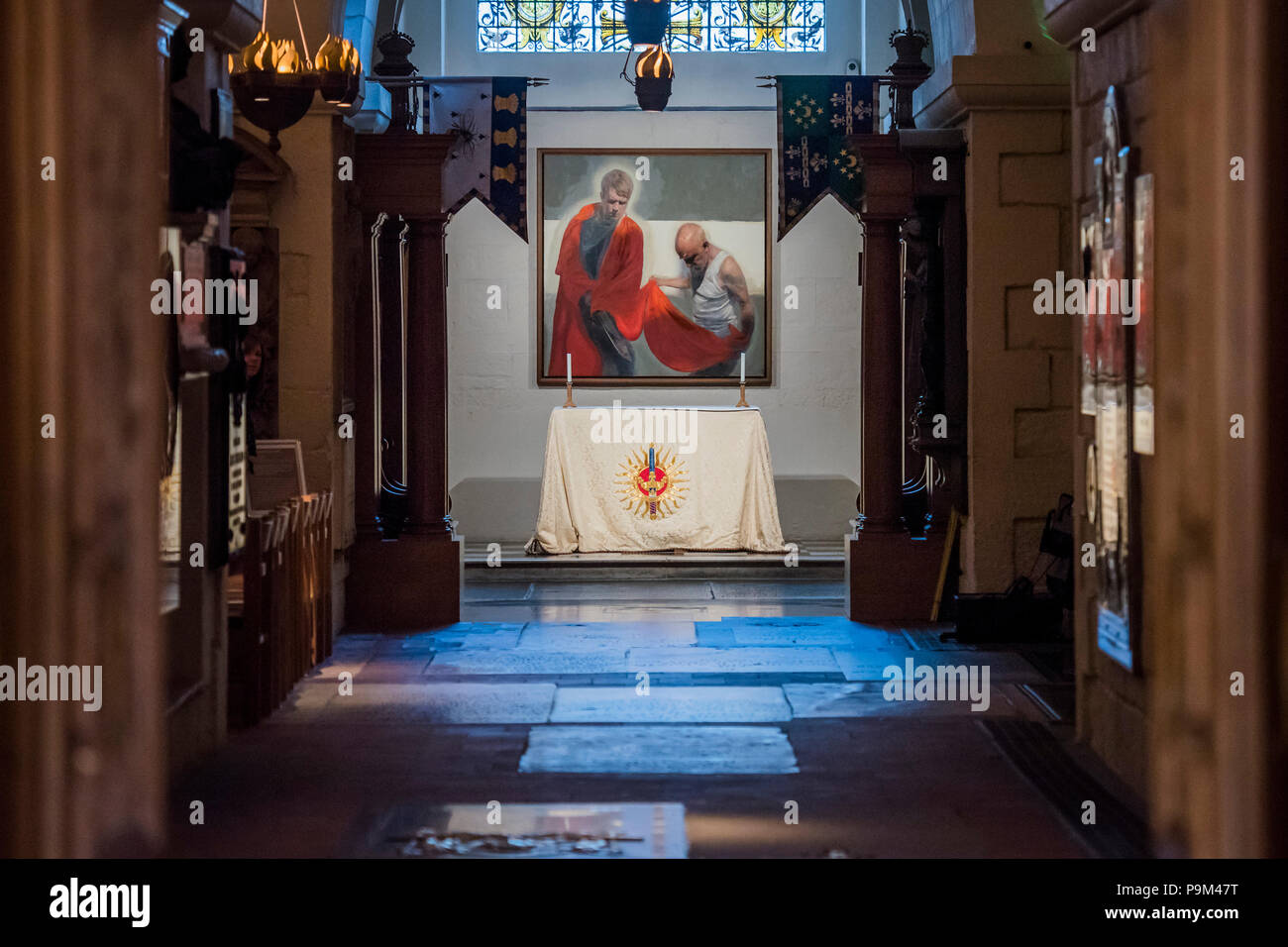 Londres, Royaume-Uni. 17 juillet, 2018. St Martin partage son manteau par Hughie O'Donoghue RA, est une nouvelle commission pour la Cathédrale St Paul. Il est au-dessus de l'autel dans la chapelle de Saint Martin dans la crypte de St Paul's, et a été commandé par ISKB, l'Imperial Society of Knights Baccalauréat en conseil. Crédit : Guy Bell/Alamy Live News Banque D'Images