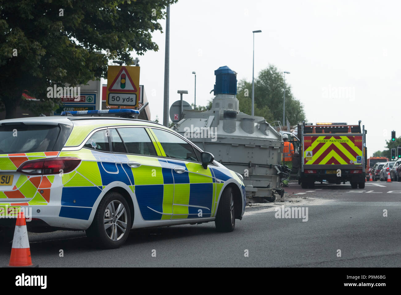 A50, à Uttoxeter, Staffordshire, Royaume-Uni. 19 juillet 2018. Une bétonnière qui a tombé d'un camion sur le côté de la route sur le rond-point de McDonalds, A50, à Uttoxeter. Crédit : Richard Holmes/Alamy Live News Banque D'Images