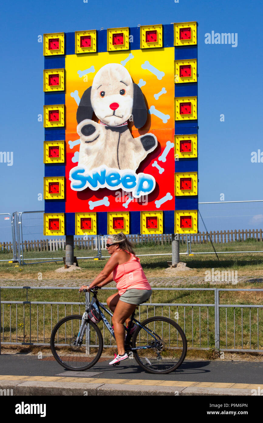 Blackpool, Lancashire, UK Weather. 19/07/2018. Pour commencer la journée ensoleillée sur la côte comme Sweep marionnette des installations, une partie des illuminations spectaculaires apparaissent dans la section de la promenade que les résidants locaux, les cyclistes et les touristes apprécient le soleil matinal. Illuminations de Blackpool est un festival de lumières annuel, fondé en 1879 et se tient chaque année à l'automne à la station balnéaire de Blackpool sur la côte de Fylde/AlamyLiveNews MediaWorldImages Crédit : Banque D'Images