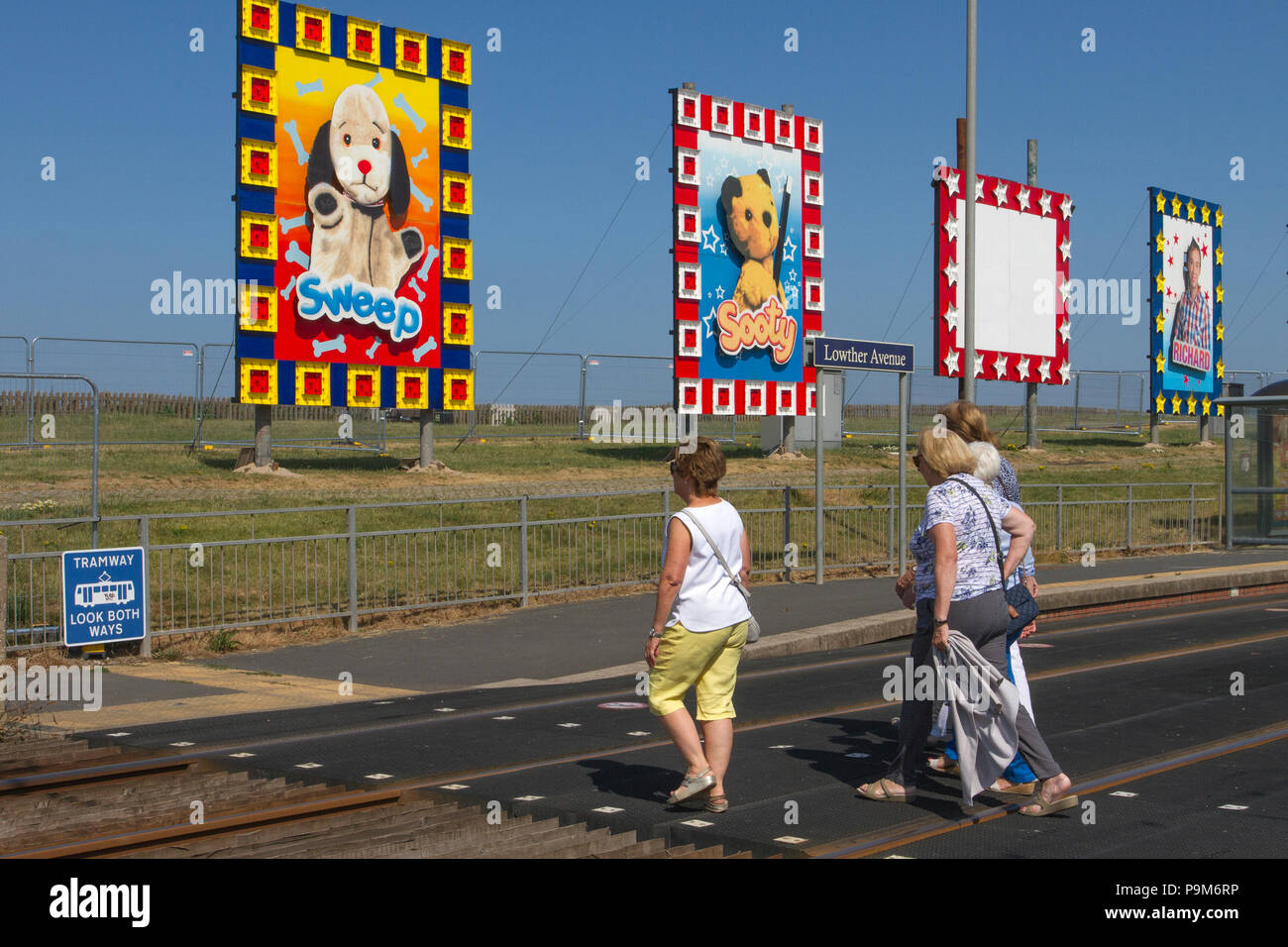 Blackpool, Lancashire, UK Weather. 19/07/2018. Pour commencer la journée ensoleillée sur la côte que Sun burst installations, une partie des illuminations spectaculaires apparaissent dans la section de la promenade que les résidants locaux, les cyclistes et les touristes apprécient le soleil matinal. Illuminations de Blackpool est un festival de lumières annuel, fondé en 1879 et se tient chaque année à l'automne à la station balnéaire de Blackpool sur la côte de Fylde/AlamyLiveNews MediaWorldImages Crédit : Banque D'Images