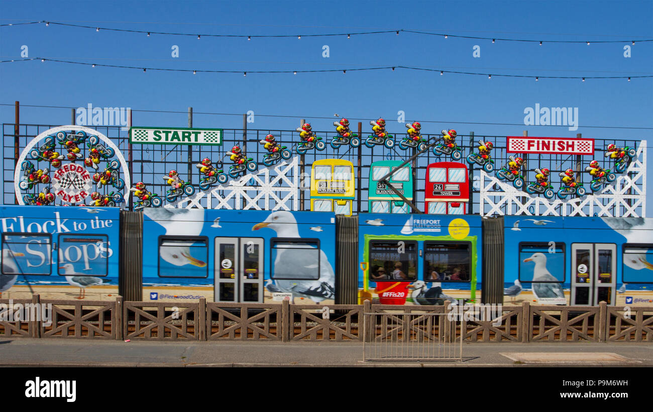 Blackpool, Lancashire, UK Weather. 19/07/2018. Pour commencer la journée ensoleillée sur la côte comme Freddie Flyer installations, une partie des illuminations spectaculaires apparaissent dans la section de la promenade que les résidants locaux, les cyclistes et les touristes apprécient le soleil matinal. Illuminations de Blackpool est un festival de lumières annuel, fondé en 1879 et se tient chaque année à l'automne à la station balnéaire de Blackpool sur la côte de Fylde/AlamyLiveNews MediaWorldImages Crédit : Banque D'Images