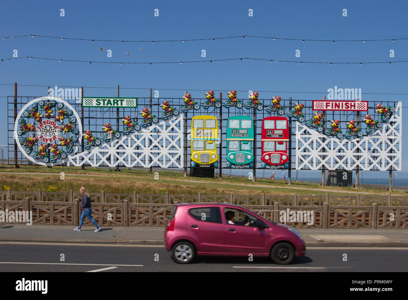 Blackpool, Lancashire, UK Weather. 19/07/2018. Pour commencer la journée ensoleillée sur la côte comme Freddie Flyer installations, une partie des illuminations spectaculaires apparaissent dans la section de la promenade que les résidants locaux, les cyclistes et les touristes apprécient le soleil matinal. Illuminations de Blackpool est un festival de lumières annuel, fondé en 1879 et se tient chaque année à l'automne à la station balnéaire de Blackpool sur la côte de Fylde/AlamyLiveNews MediaWorldImages Crédit : Banque D'Images