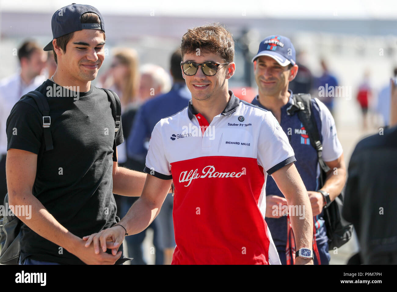 Allemagne, Hockenheim. 19 juillet, 2018. Sport : Formule 1, Championnat du monde, Grand Prix d'Allemagne. Monaco Charles Leclerc (C) de l'Alfa Romeo de l'équipe Sauber F1 et lance du Canada Promenade (L) de team Williams Martini Racing arrivant à l'enclos. Crédit : Jan Woitas/dpa-Zentralbild/dpa/Alamy Live News Banque D'Images