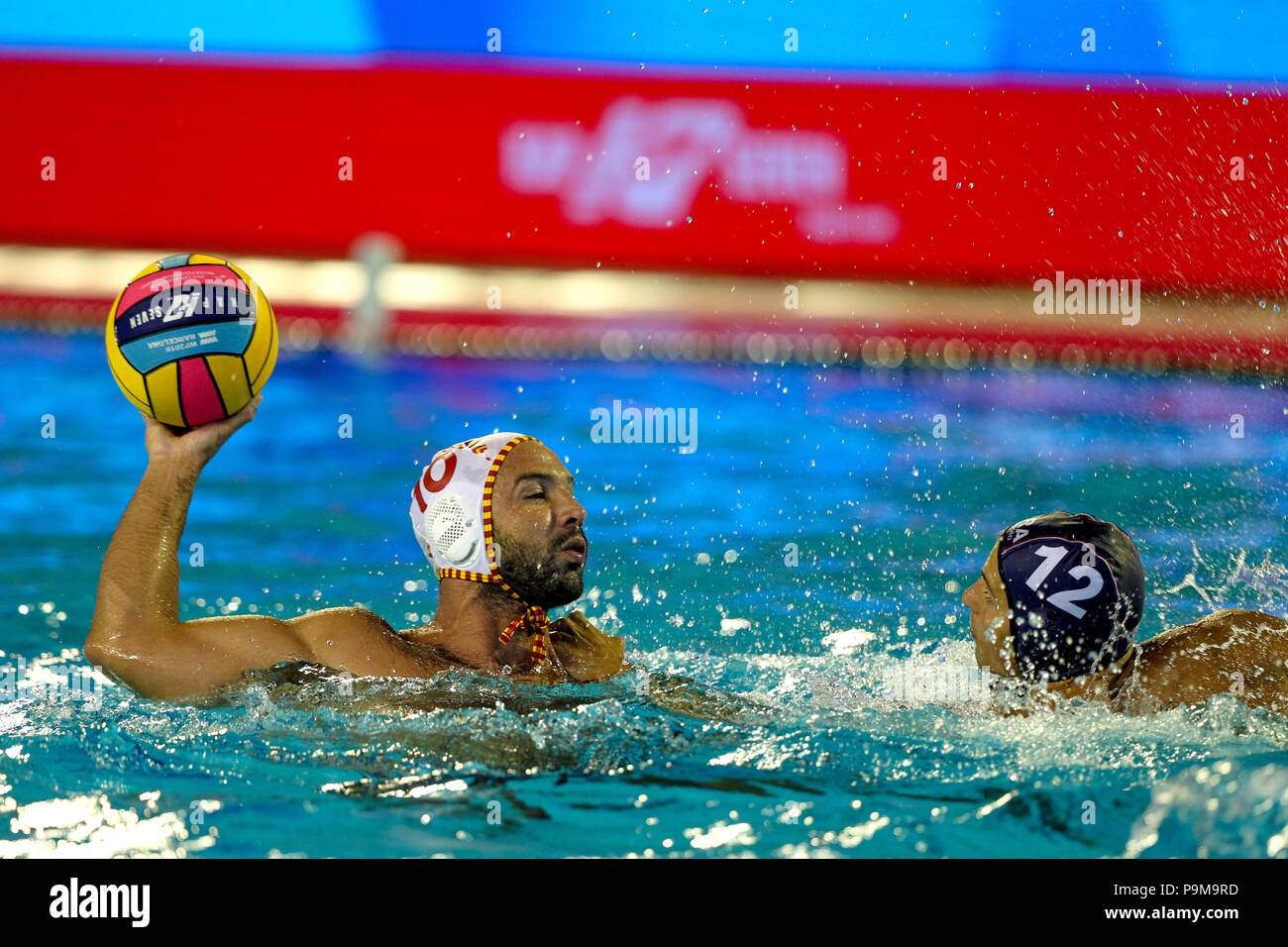 Les piscines Bernat Picornell, Barcelone, Espagne. 18 juillet, 2018. 33e Championnats de water-polo européen, l'Espagne contre la France les hommes ; Felipe Perrone joueur espagnol sous la pression de l'Action Crédit : Lepoint Hugo Plus Sport/Alamy Live News Banque D'Images