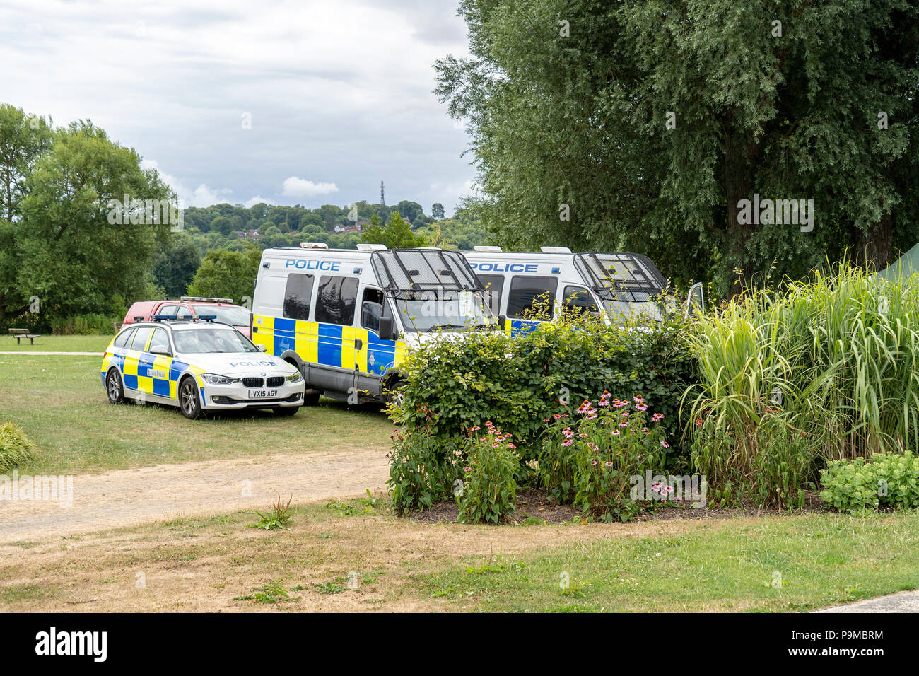 Les véhicules de la police dans les jardins de la reine Elizabeth UK Salisbury Banque D'Images