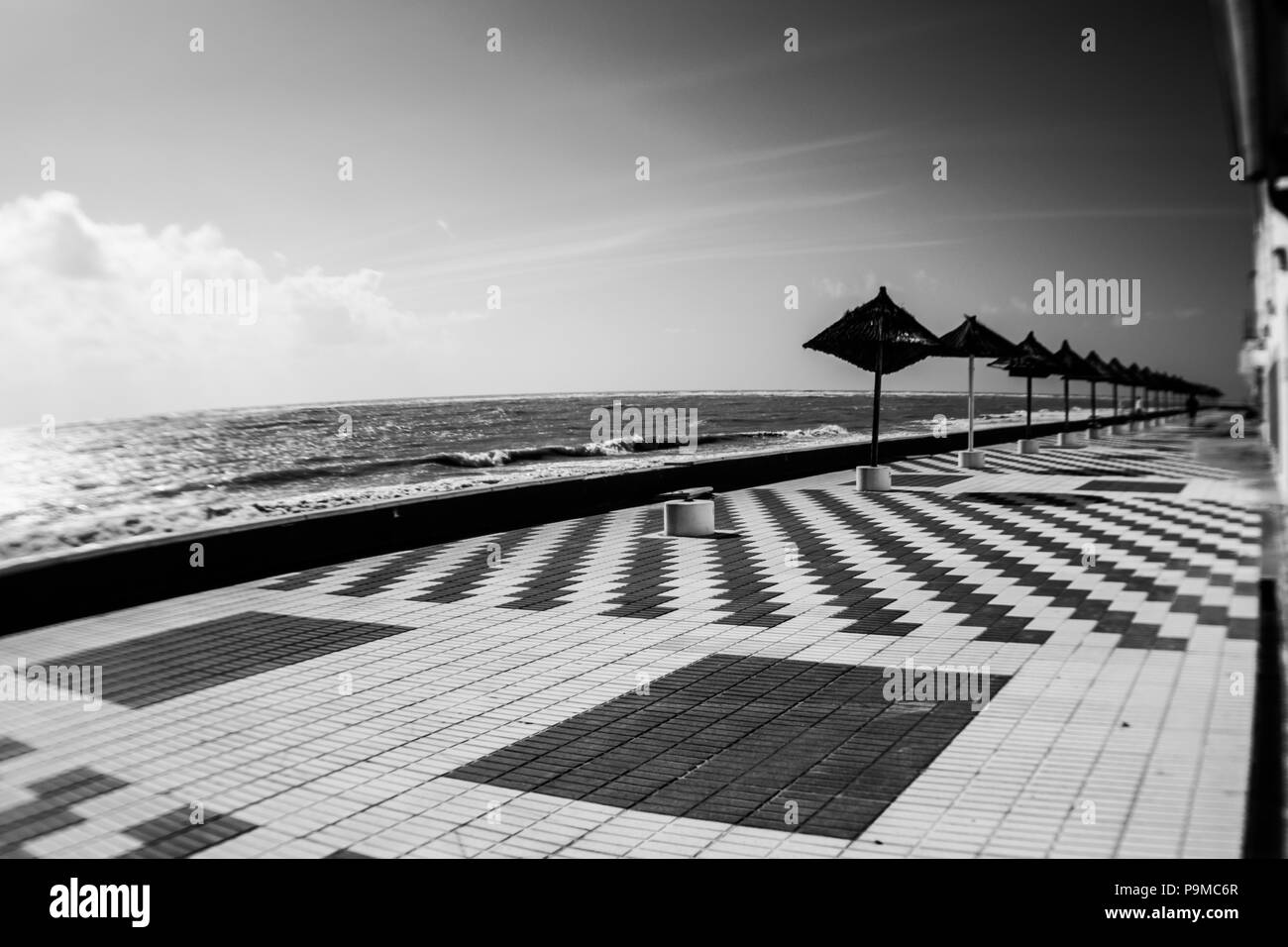 Parapluie de paille en face de l'espagnol par la plage resort Banque D'Images