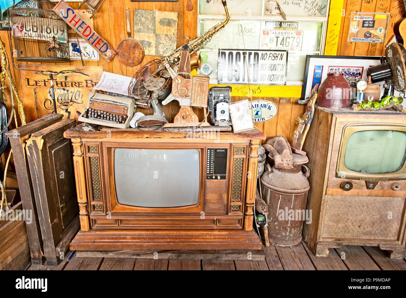 L'entrée d'un restaurant inclut beaucoup d'antiquités et objets de collection Banque D'Images L'entrée d'un restaurant inclut beaucoup d'antiquités et objets de collection Banque D'Images