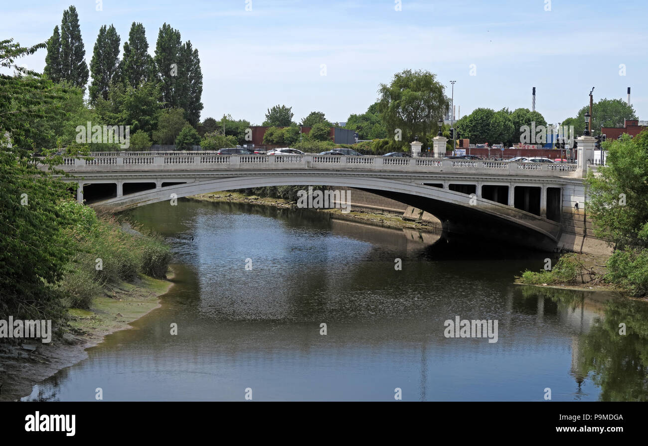 Pont blanc sur la rivière Mersey à Bridgefoot, Warrington, Cheshire, North West England, UK , WA1 1WA Banque D'Images