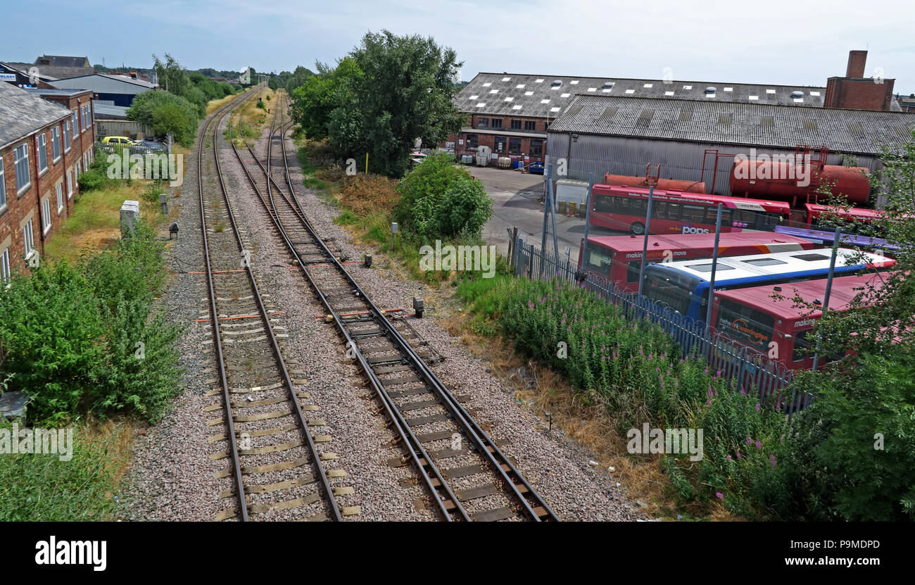 Les embranchements ferroviaires Latchford, Bridgefoot Warrington, Cheshire, Angleterre Royaume-uni avec Bus Garage en premier plan Banque D'Images