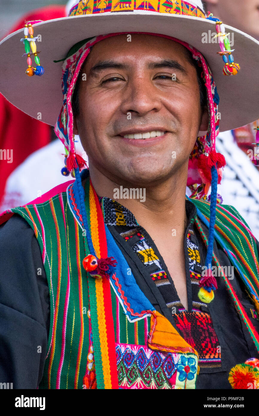 Nis, Serbie - Juillet 16, 2018 Portrait de l'homme de Bolivie en costume  folklorique national traditionnel et chapeau sur la tête. Close up,  selective focus Photo Stock - Alamy