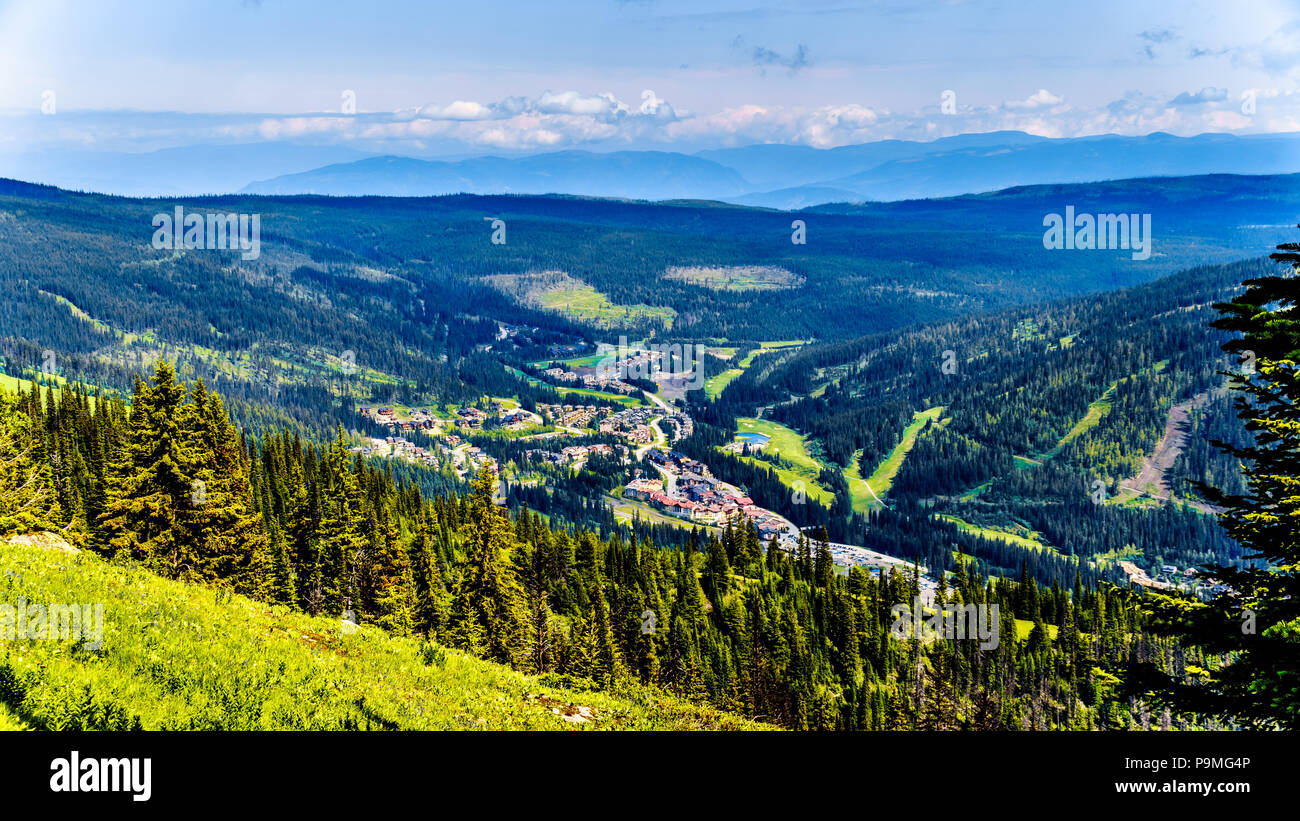 Vue sur le village alpin de Sun Peaks, à partir d'un sentier de randonnée sur la montagne Tod dans les hautes terres de Shuswap beautiful British Columbia, Canada Banque D'Images