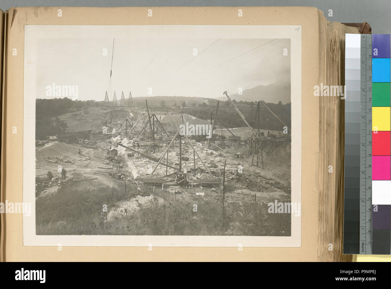 161 Réservoir Ashokan approvisionne. Vue sur le barrage d'olive en construction. Maçonnerie cyclopéenne note dans le corps du barrage et des blocs de béton sur le visage. Contrat 3. 21 septembre 1909 (NYPL b13814376-435338) Banque D'Images