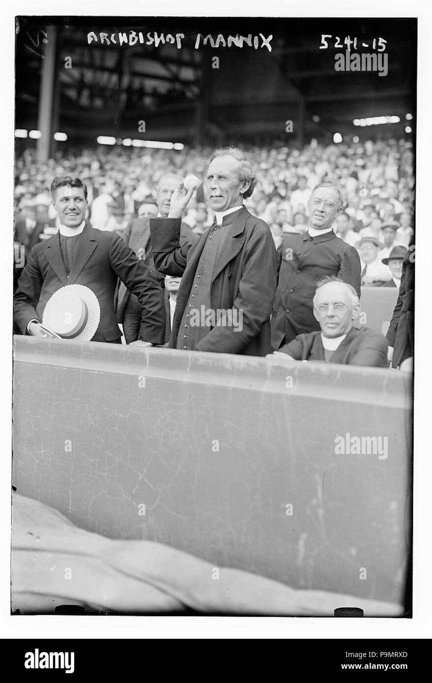 168 l'archevêque australien Daniel Mannix de Melbourne, jetant au baseball Polo Parc le 1er août 1920 à l'Yankees-White Sox en-tête double jeu Banque D'Images