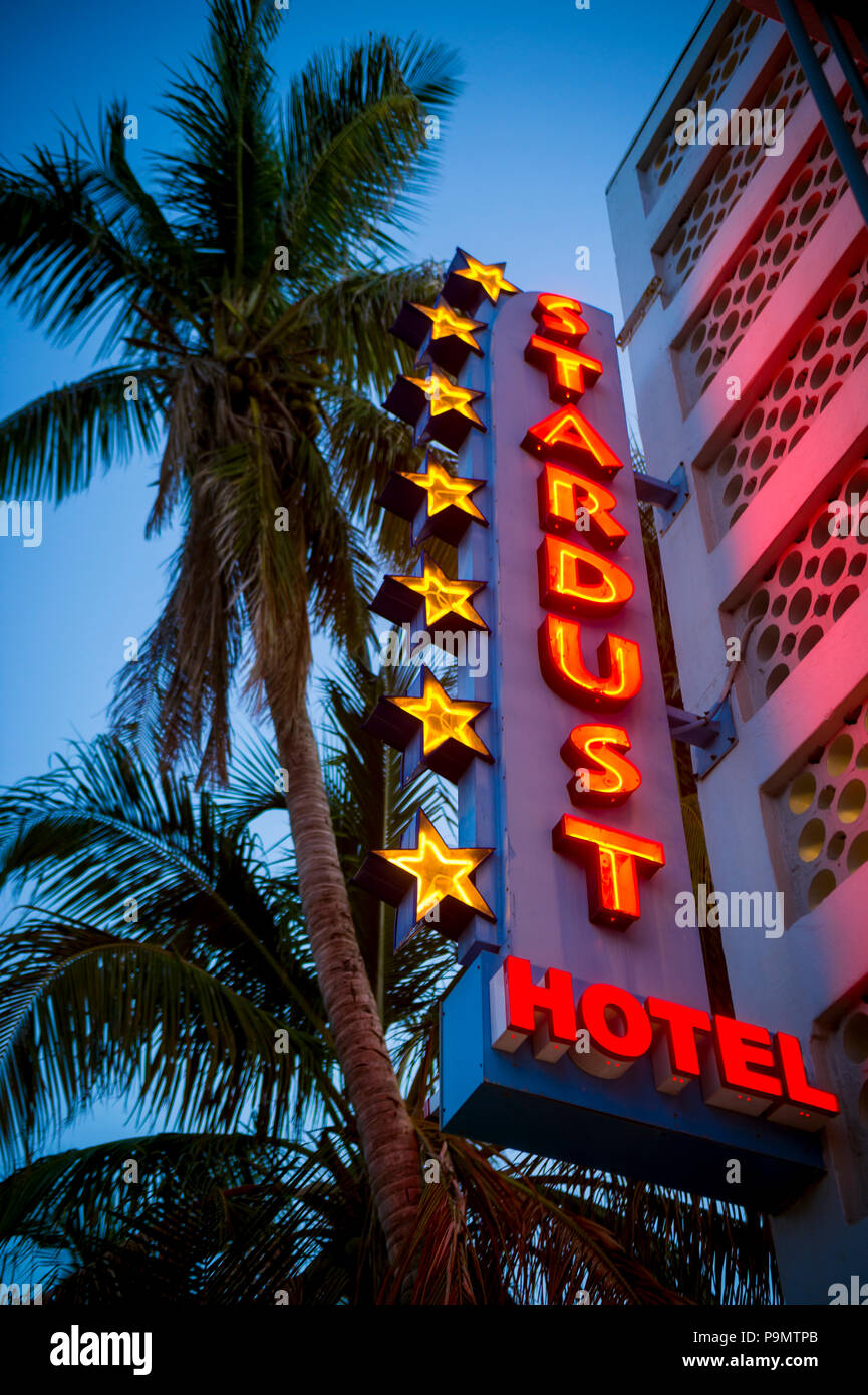 MIAMI - circa 2017, décembre : Classique années 50 en néon de Stardust hôtel de South Beach Miami Banque D'Images