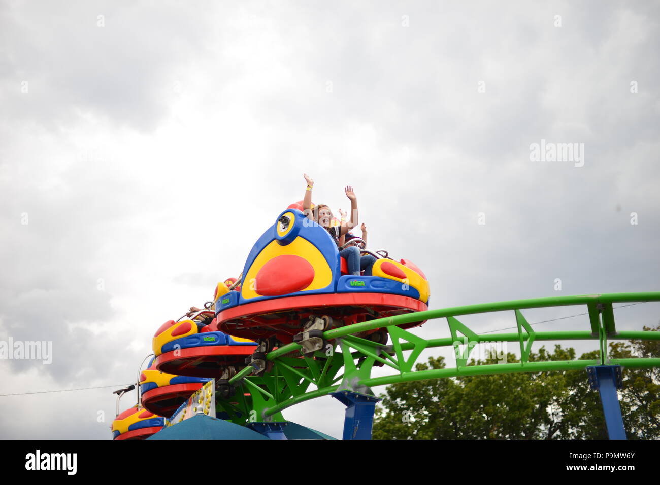 State Fair carnival ride avec les enfants rire et s'amuser Banque D'Images