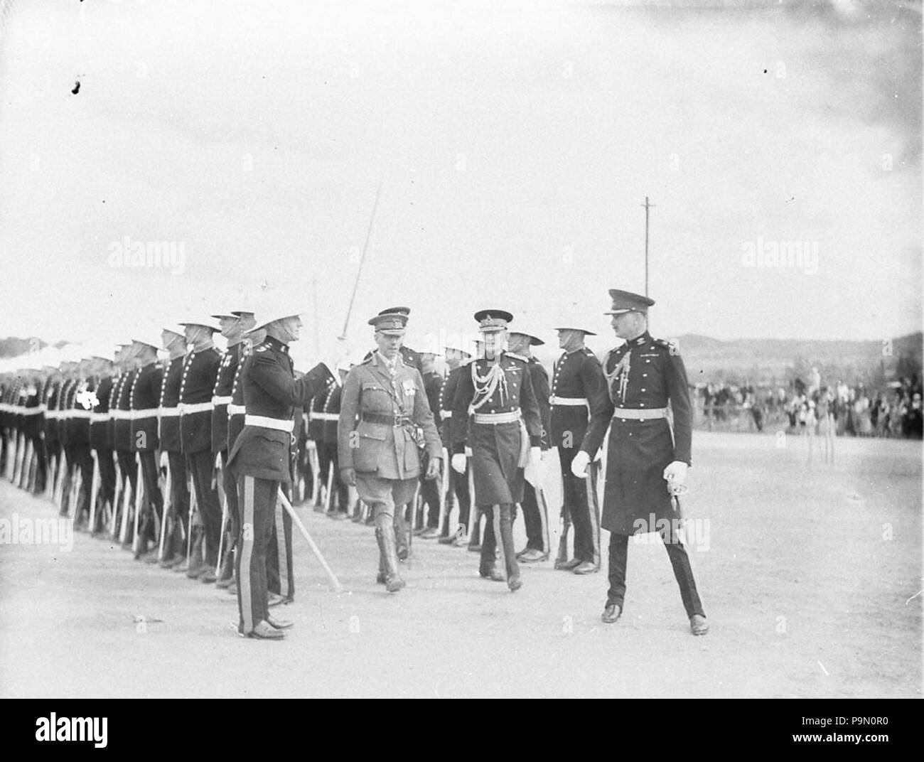 298 SLNSW 9257 Inspection de la garde d'honneur Royal Marines avec le Gouverneur général Sir Isaac Isaacs Banque D'Images