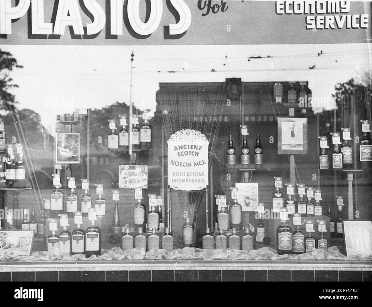 298 SLNSW 9595 Ancienne Robertsons scotch whisky et rhum à l'ouest de l'Inde Hôtel Plastos Banque D'Images