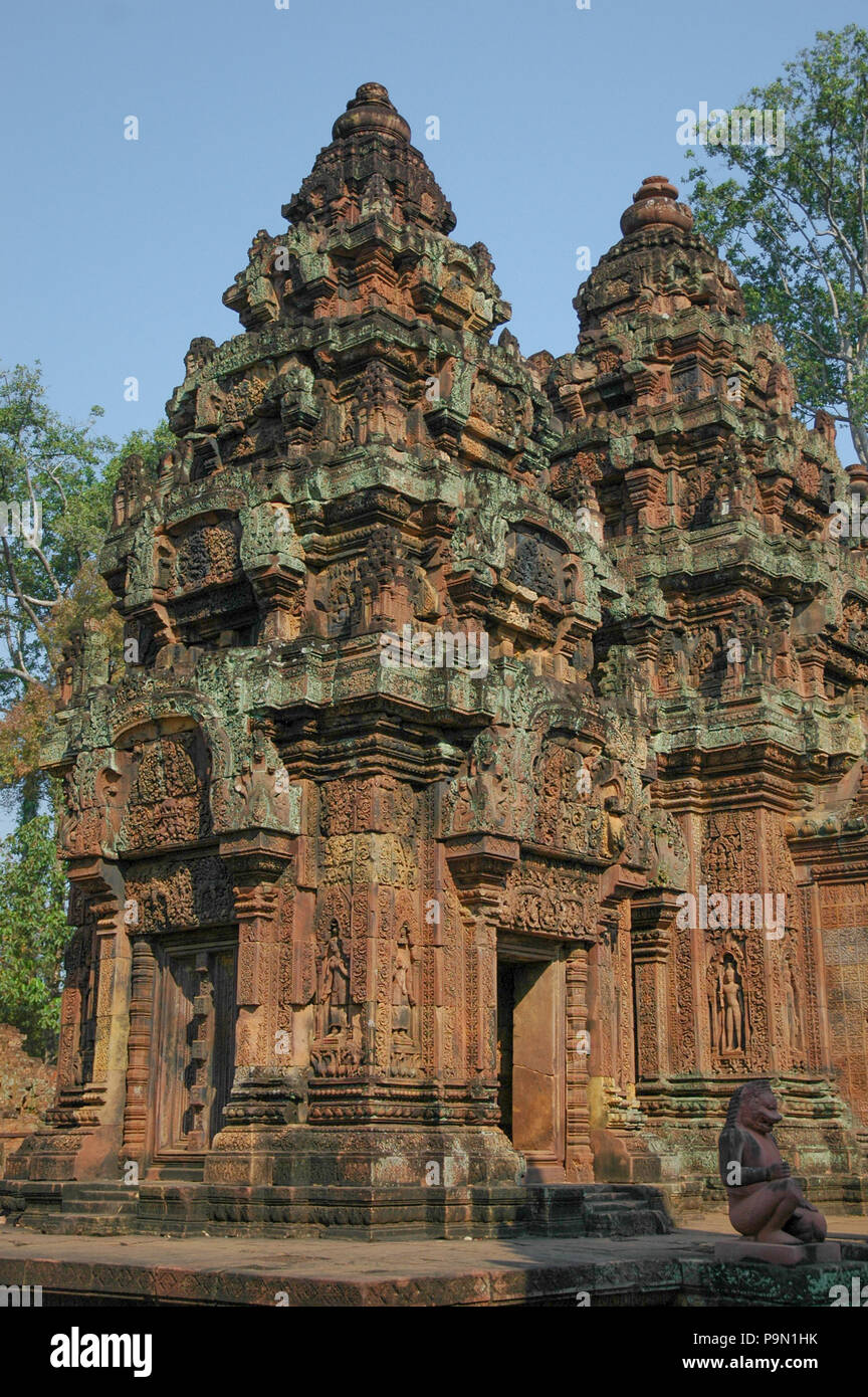 Banteay Srei est un temple cambodgien du 10ème siècle dédié à Shiva le dieu hindou. Situé dans la zone d'Angkor au Cambodge. Il se trouve près de la colline de Banque D'Images