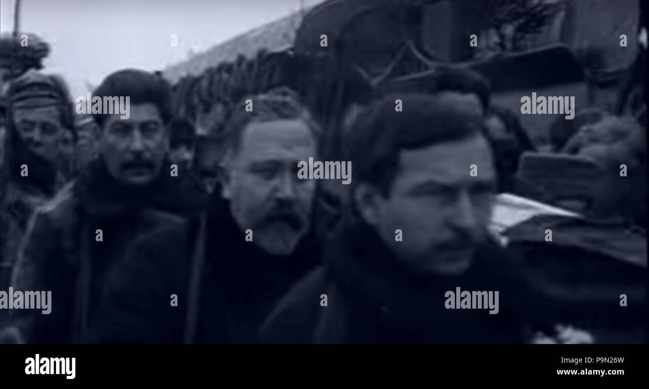 302 Staline, Kamenev et Tomsky transportant le cercueil de Lénine Banque D'Images