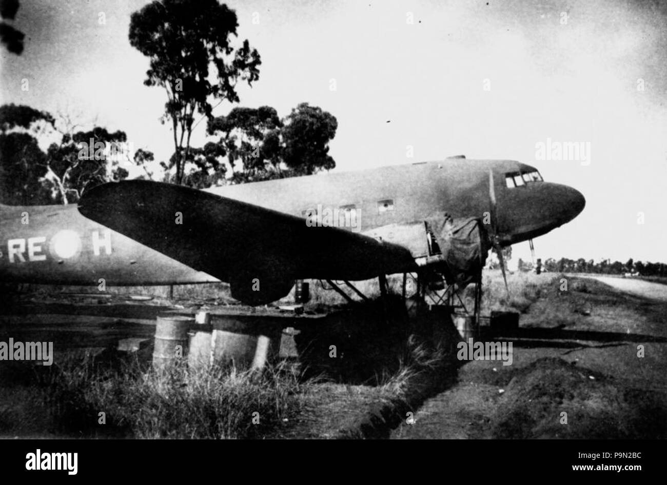 302 1 196983 StateLibQld Douglas C47 Dakota avion stationné au large de la piste de l'aérodrome de Charters Towers, 1943 Banque D'Images