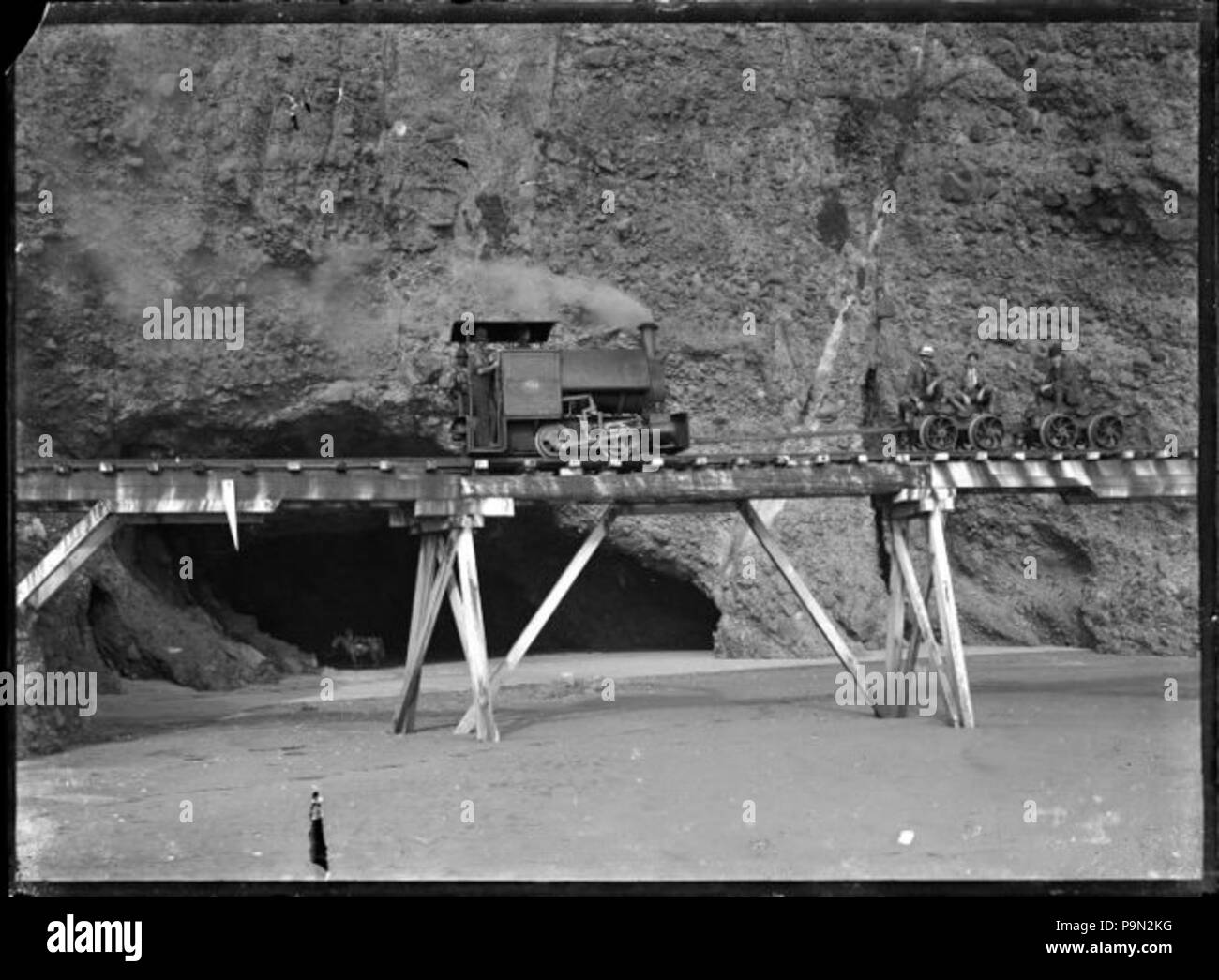 303 locomotives de chemin de fer à vapeur le "andfly' sur le tramway de la plage de Karekare Banque D'Images