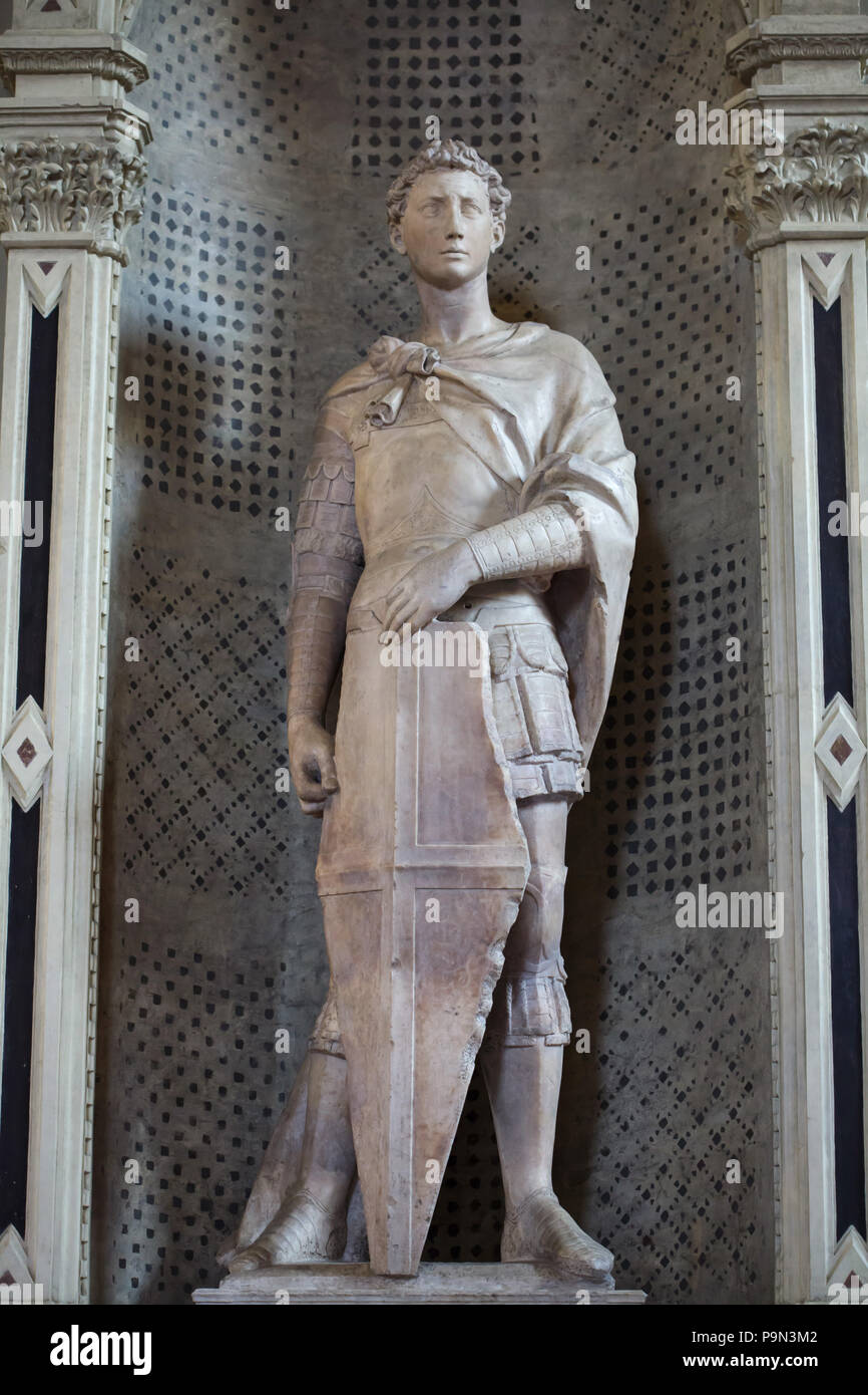 Statue en marbre de Saint George par Donatello sculpteur italien de la Renaissance (1416-1417) sur l'affichage dans le musée Bargello (Museo Nazionale del Bargello) à Florence, Toscane, Italie. Banque D'Images