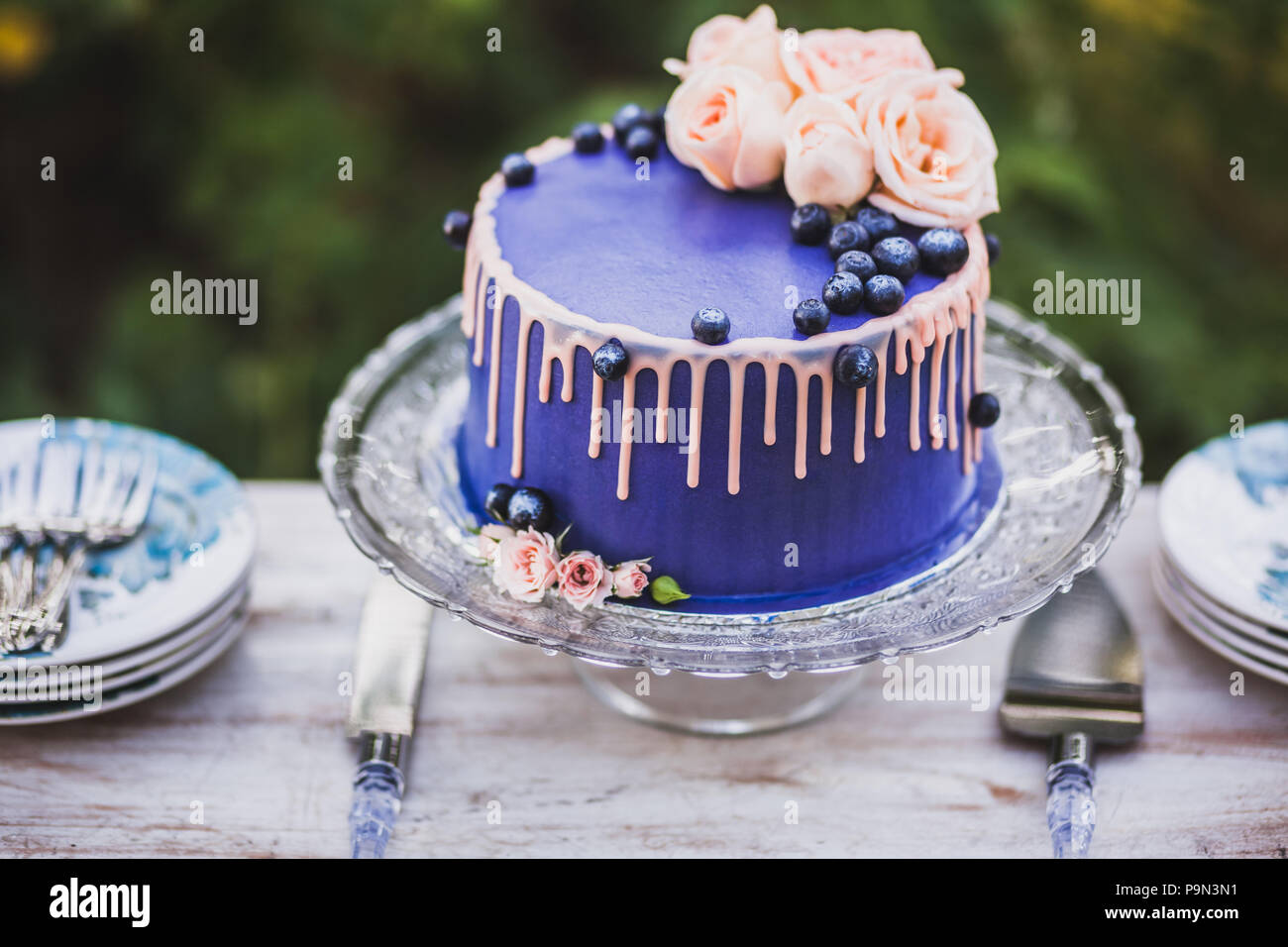 Beau Et Delicieux Gateau De Mariage Bleu Decore De Fleurs De Rose Et De Bleuets Frais Sur Table Vintage En Bois Photo Stock Alamy